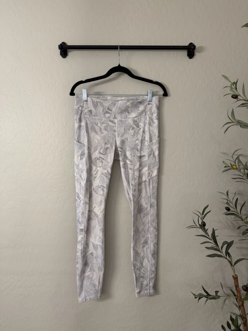 Lululemon Train Times 7/8 Workout Luxtreme Legging in White Floral - 8